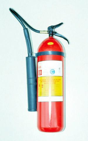 Incêndio Classe C Tipo de extintor: Gás Carbônico CO 2 Incêndio envolvendo equipamentos elétricos e