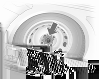 186 Conservação do veículo A roda sobresselente encontra-se na bagageira debaixo do tapete do chão. Está fixa com uma porca de borboleta.