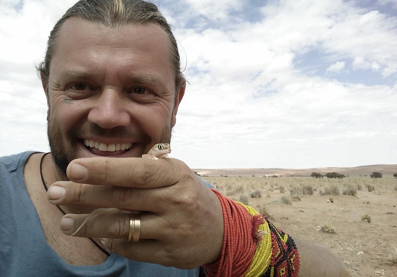 MUNDO SELVAGEM S2 Depois de viver aventuras extremas no Brasil, Richard vai para a África ao encontro de animais exóticos e culturas milenares.