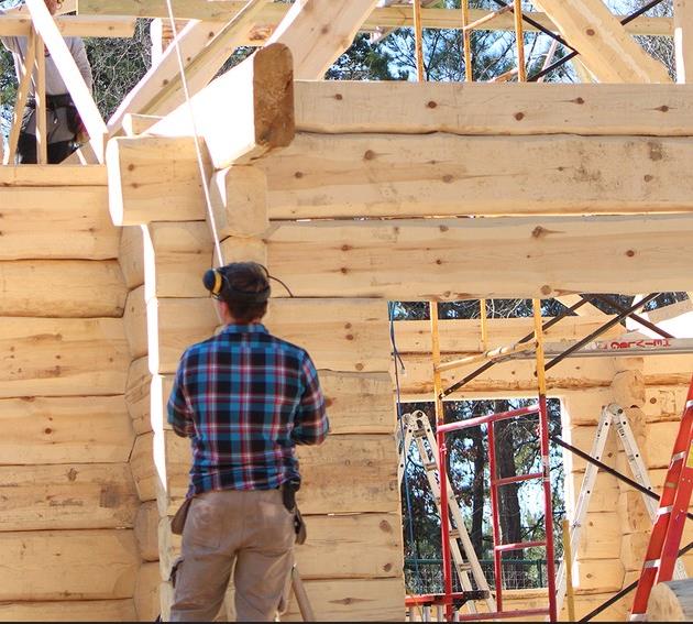 CABANAS SELVAGENS Cabanas de madeira são os santuários dos sonhos para muitas pessoas, e esta equipe de construtores especializados em cabanas torna fantasias dos clientes