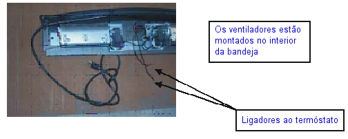 CONTROLO DE AR PRIMÁRIO: O comando está localizado na parte inferior frontal (Fig. 2). O controlo de ar primário permite regular a quantidade de ar que entra na fornalha.