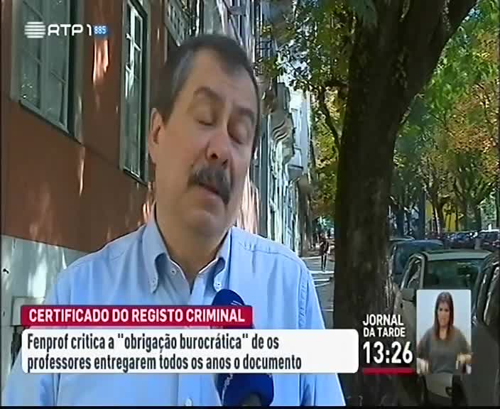 A18 RTP 1 - Jornal da Tarde Duração: 00:01:26 OCS: RTP 1 - Jornal da Tarde ID: 61843838 13-11-2015 01:25 FENPROF critica a obrigação burocrática dos professores entregarem anualmente o certificado de