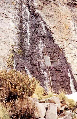 Detalhe da cruz no local da nascente, em homenagem ao expedicionário Loren Mc Intyre Fonte:
