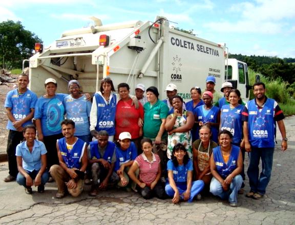 de Reciclagem de Arujá Composição: 30 famílias de catadores (60% mulheres) Sistema: Auto-gestão, economia solidária e apoio