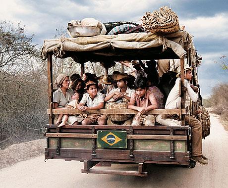 Os efeitos da seca ABC do Nordeste Flagelado (Antônio Gonçalves da Silva Patativa do Assaré) [...] Foge o prazer da floresta O bonito sabiá, Quando flagelo não há Cantando se manifesta.