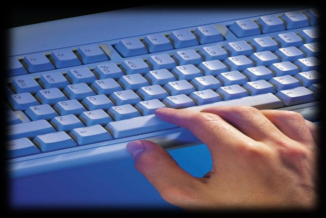 O teclado de computador possibilita a entrada manual no sistema de dados por meio de textos, tabelas de números e listas.