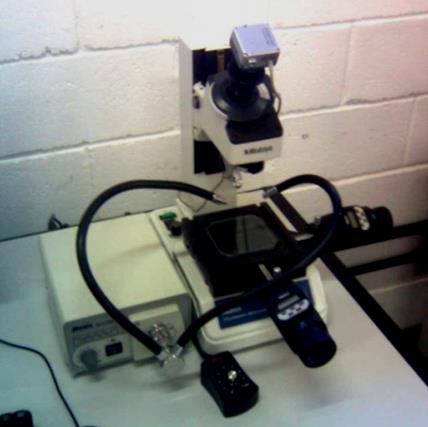 Após a usinagem os blocos foram levados ao microscópio de medição Mitutoyo TM modelo TM-500, Figura 3.5, e com o auxilio do software Motic Image Plus, as rebarbas foram registradas e avaliadas.