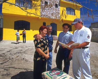 CEMEX Inovação de valor 3º maior fabricante do mundo 1998 Patrimônio Hoy Poupança Comunitária Produto funcional presente dos sonhos 70 pessoas x 120 pesos x 70 meses 1