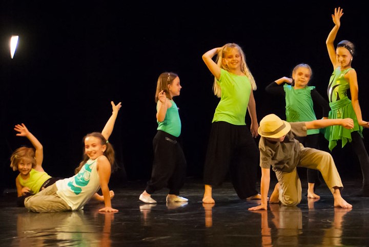 Aventura da Dança A dança caracteriza-se pelo uso do corpo seguindo movimentos previamente estabelecidos (coreografia),