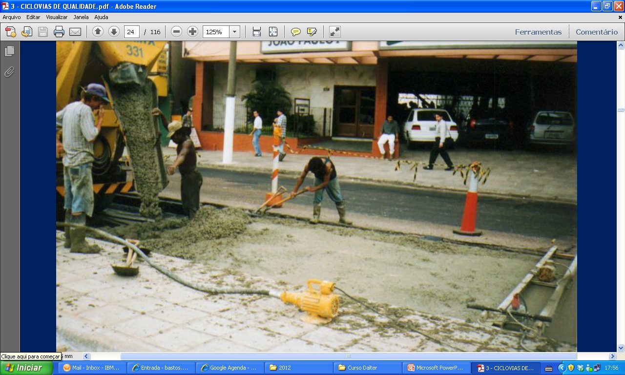 3 Nivelamento de superfície executado com auxílio de régua de corte e desempenadeira (floating) de