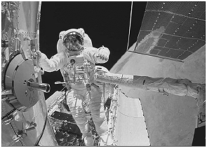 RESPOSTA ( B ) 4. O ônibus espacial Atlantis foi lançado ao espaço com cinco astronautas a bordo e uma câmera nova, que iria substituir uma outra danificada por um curto-circuito no telescópio Hubble.