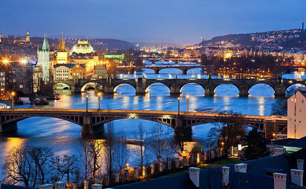 Praga é a capital e a maior cidade da República Checa, situada na margem do Vltava.