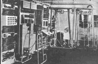 COMPUTADORES DE PRIMEIRA GERAÇÃO Alan Turing em 1943 chefiou um projeto que colocou em operação várias máquinas com mais avanço tecnológico, pois no lugar de reles eletromagnético foi utilizado