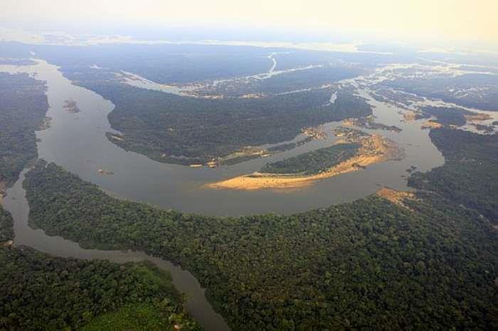 O Xingu é um rio interior amazônico, que nasce a oeste da Serra do Roncador e ao norte