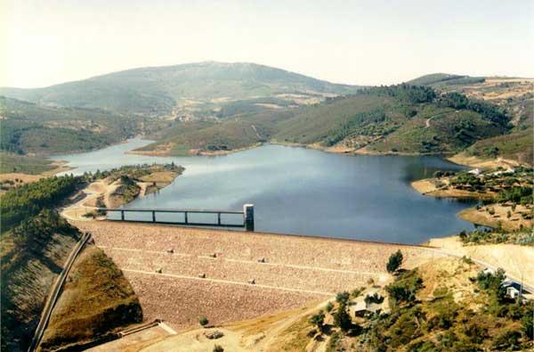 Figura 5.8- Esquema do corpo da barragem de Apartadura (http://cnpgb.inag.pt).