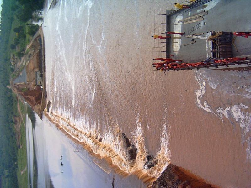 Figura 3.27- Barragem de Cahora Bassa (Moçambique), galgamento das ensecadeiras (Fotografia cedida por Prof.