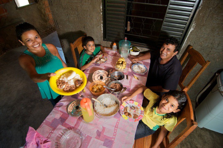 ACESSO À ALIMENTAÇÃO ADEQUADA Entre 2004 e 2006 redução da insegurança