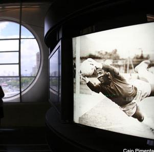 Museu do Futebol Construído debaixo das arquibancadas do Estádio Pacaembu e inaugurado em 2008 utiliza tecnologia e interatividade para contar a história da paixão dos brasileiros através