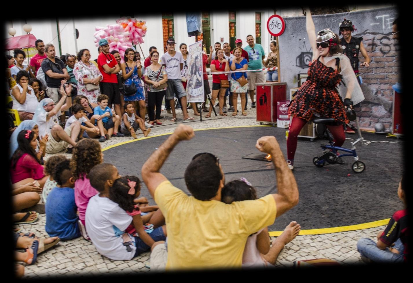 O GRUPO A Caravana Tapioca surgiu em 2010, na cida do Recife, fundada por Anrson Machado e Giulia Cooper, que há anos vinham senvolvendo suas pesquisas separadamente.