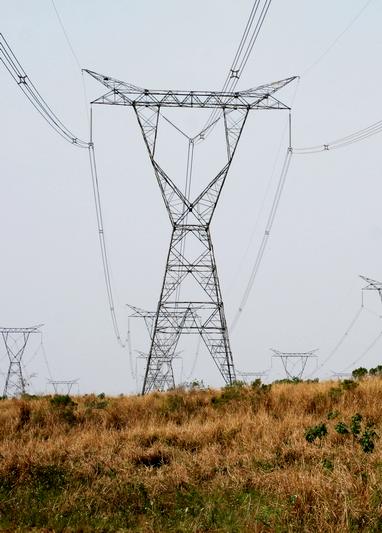 Torre autoportante Configuração do feixe de fase Figura 7.1 Vão do sistema de transmissão que interliga a usina de Itaipu a SE de Foz do Iguaçu [29].