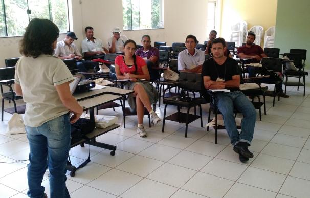 Curso em Itararé Diagnóstico e prevenção da mastite bovina Doze produtores da filial Itararé participaram, na última semana, de um curso sobre mastite bovina.