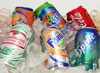 Bebem Refrigerantes (%) 0 Base: (0) Bebem Base: () bebem Top of mind Base: () Sim 0 Coca Cola comum Guaraná Antarctica Fanta (uva/ laranja) Kuat Pepsi/ Pepsi Twist Coca Cola Light Convenção (qualquer