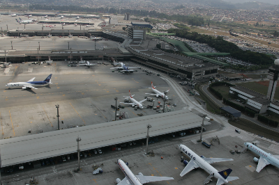 ESTACIONAMENTO DE AERONAVES 61 posições grande porte + 78 posições com mix Aeroporto Internacional de 31 tipo 747-400 400 ou 33 tipo