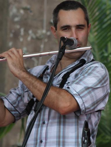 Walter Pinheiro Flautista, saxofonista, arranjador e compositor especializado em música instrumental brasileira e jazz.