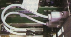 Padrões de Barramento Padrão AGP: Desenvolvido para as placas de vídeo mais modernas (3D) e processadores Pentium II; 2 vezes mais rápido que o PCI; Permite a placa de vídeo acessar diretamente a