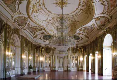 Jose Elias/Lusoimages - Palaces/Alamy/Other Images Sala do Trono no Palácio Nacional de Queluz. Portugal.