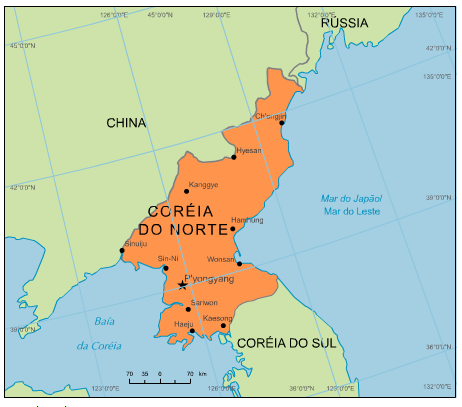 Dados Básicos A República Popular Democrática da Coreia está localizada no Sudeste da Ásia, entre a Baía da Coreia e o Mar do Japão. Possui fronteiras com a Coreia do Sul e com a China.
