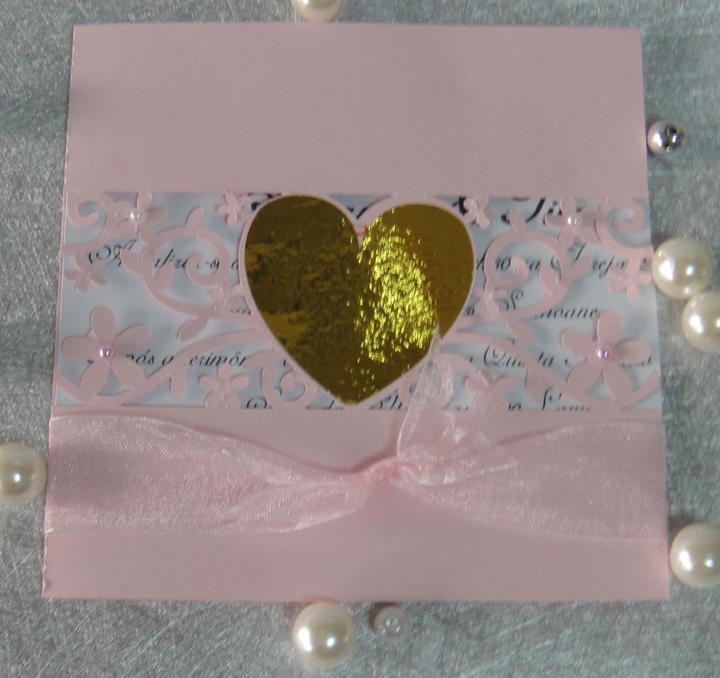 Ref.: CC18 Preço: 3,50 Convite de Casamento Corações e Flores Utilização de cartolinas, meias pérolas, fita de organza e coração dourado em papel