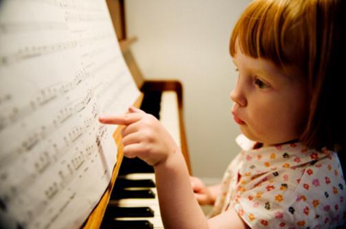 MÚSICA Segundo o Referencial Curricular Nacional para a Educação Infantil, a música deve ser tratada como linguagem.