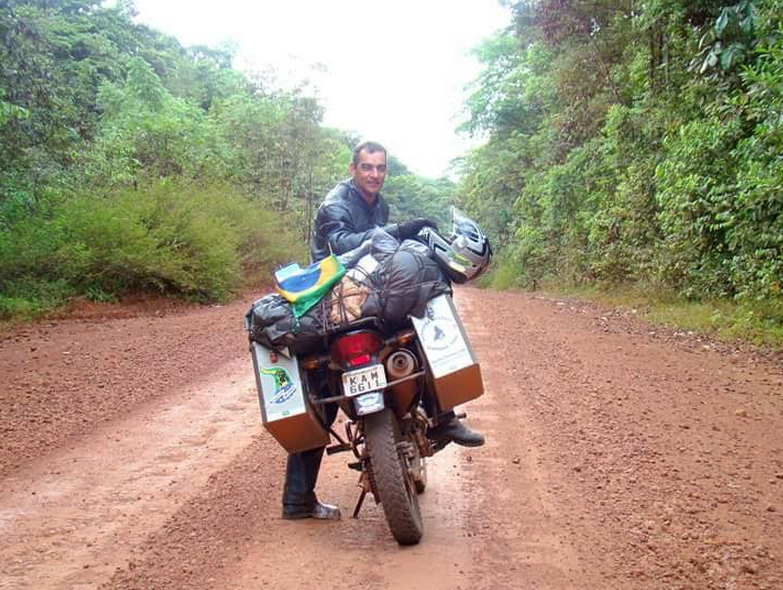 OS AVENTUREIROS Mauro Coutinho Damasceno -53 anos, motociclista, marketólogo, balcofarmacista e NA SOLIDÃO DO MEU CAPACETE.