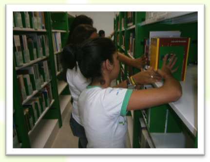 Nesta visita, os alunos tiveram a oportunidade de colocar em prática as teorias aprendidas em sala de aula, pois manusearam os livros e periódicos,