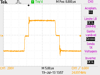 Na figura 75 apresenta-se o resultado obtido. Figura 75 - Sinais gerados pelo PIC para controlo do inversor (verde e amarelo), frequência de 25kHz com duty cycle de 45% 6.