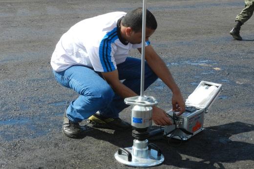 Figura 3 Ensaio com LWD na Pista de Pouso/Decolagem do Aeroporto de Guarulhos O procedimento de teste consiste em posicionar o equipamento no ponto de ensaio e aplicar uma carga dinâmica de