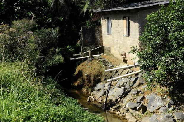 Infraestrutura 18/03/2015 09h20 Básico, porém raro Falta de planejamento e recursos escassos são os principais motivos da falta de saneamento no Vale do Itapocu 0 Em Guaramirim, empresa foi