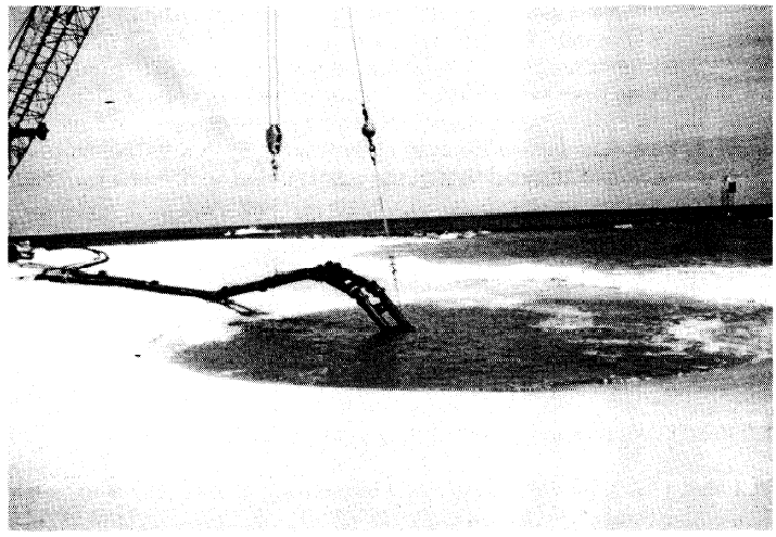 Figura A1.8 Grua manobrando bomba de jacto no rio Indian, Delaware (Gregory L. Williams, James E. Clausner 1990) Fontes US Army Corps of Engineers (2003). Coastal Engineering Manual. Gregory L.
