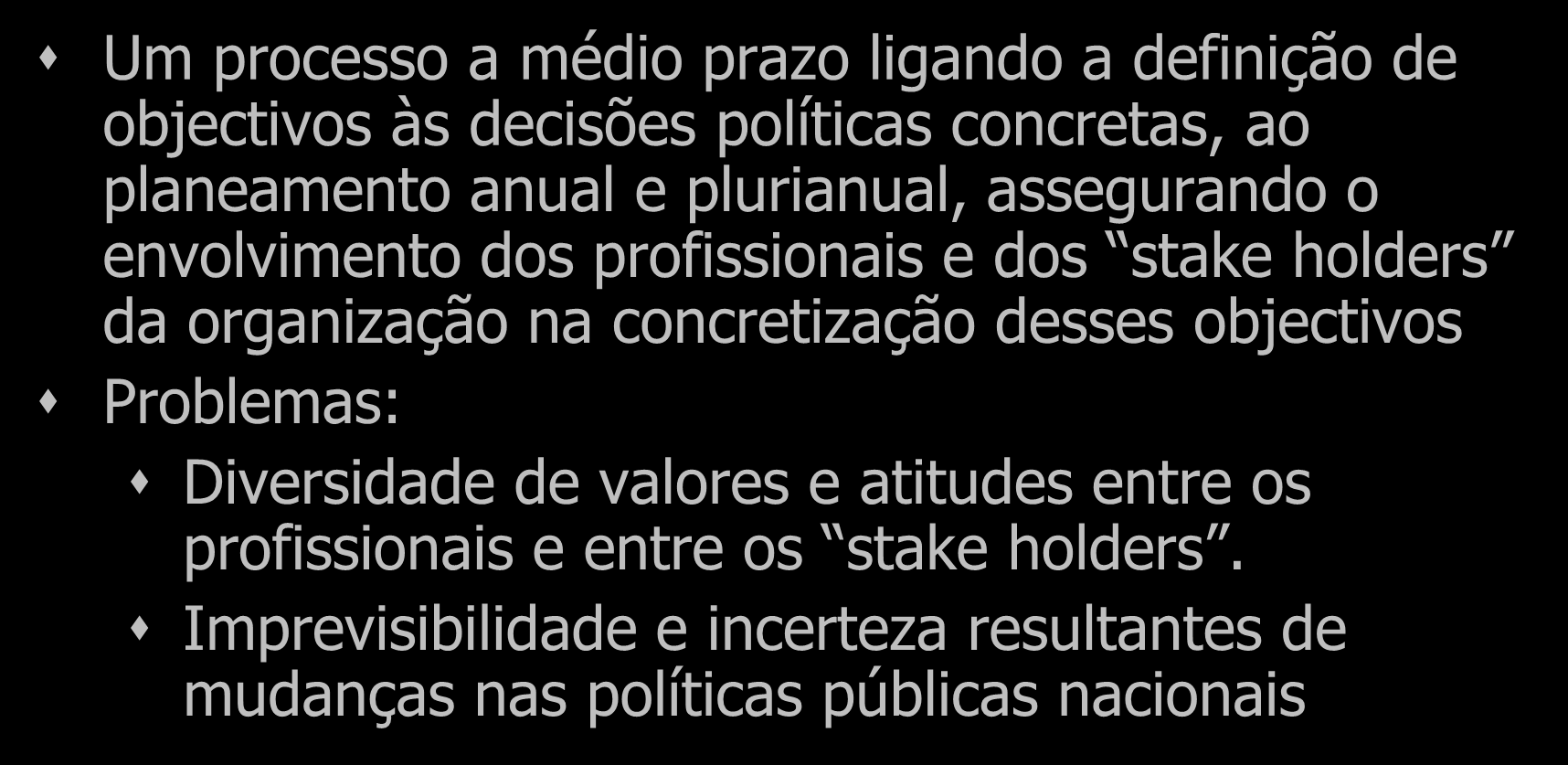 2. Conceitos centrais na gestão escolar: ESTRATÉGIA Um processo a médio prazo ligando a definição de objectivos às decisões políticas concretas, ao planeamento anual e plurianual, assegurando o