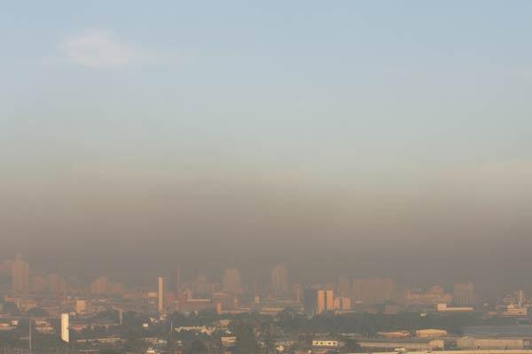 Poluição Atmosférica O ar é um bem de que os seres vivos necessitam permanentemente, para os processos respiratórios e, no caso dos vegetais, da fotossíntese, associada esta à luz, e a falta do ar