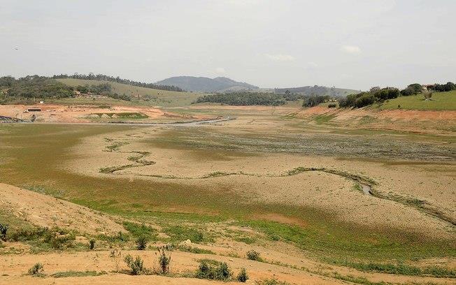 Cobertura Florestal por Municípios na Bacia do Cantareira Minas Gerais: Camanducaia (19,6% de vegetação nativa), Extrema (15,2%), Itapeva (7,9%) e Sapucaí Mirim (42%) São