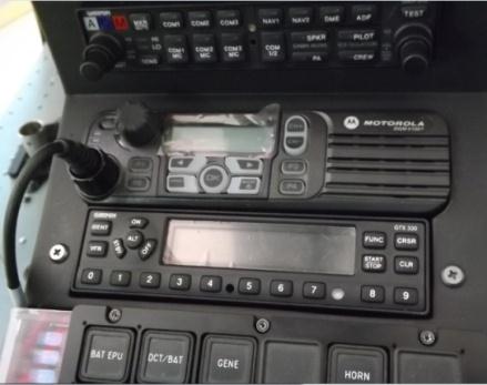 RÁDIO VHF FM MOTOROLA DGM6100 AS350 B2/B3 O Rádio VHF-FM MOTOROLA DGM6100 Plus é um transceptor de VHF que opera com alta potência de saída, integrando voz e dados.