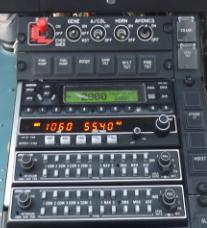 CAIXA DE ÁUDIO (KMA 24H-71 DUAL) AS350 B2/B3 A unidade KMA24H-71 é um Sistema Seletor de Áudio e Interfone, que interligados em paralelo e em conjunto com os demais elementos de comando associados