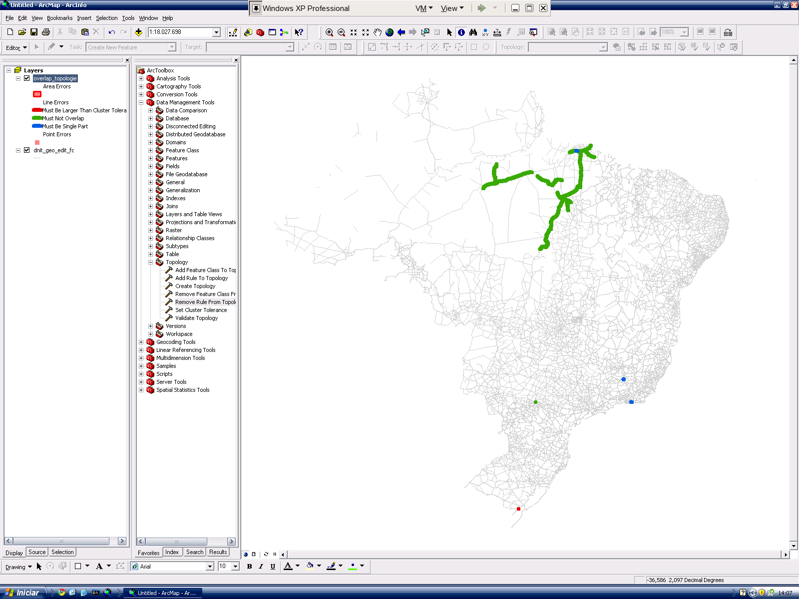 Seção 3. Método 14 Figura 3.2: Verificação de inconsistências topológicas no ArcGIS. Polígonos com sobreposição estão marcados em verde e polígonos com descontinuidade em azul.