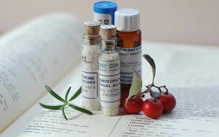 A Homeopatia incorpora um conjunto de ações que propõe uma postura acolhedora, uma escuta solidária, um olhar zeloso estabelecendo uma relação terapêutica diferenciada.