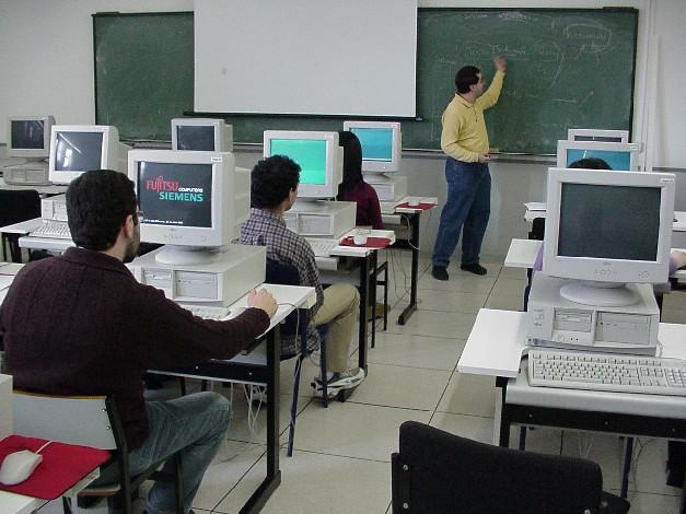 a educação presa às velhas Moacyr Lopes Jr.