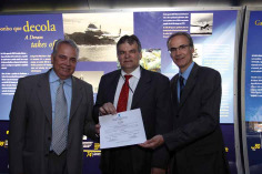 EMBRAER CERTIFICA JATO EXECUTIVO PHENOM 100 JUNTO A ANAC Certificação nos Estados Unidos é esperada em breve, seguida pelas primeiras entregas São José dos Campos, 9 de dezembro de 2008 O jato