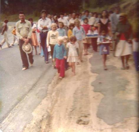 PRACINHA SANTOS REIS: HISTÓRICO DA COMUNIDADE Em 1971 uma família de Passo dos Tingue comunidade que fica localizada no município da Lapa se instalaram entre a comunidade do Bonito e Km 112,