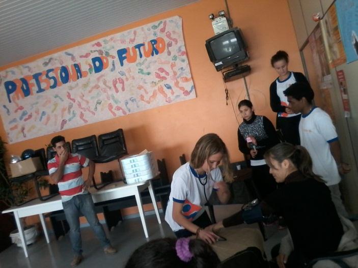 AULA INAUGURAL Os alunos da Quinta Turma do Projeto Pescar da Móveis Quater, preparam sua aula inaugural, para o dia 17 de julho de 2014, com o objetivo de os profissionais da empresa, comunidade,